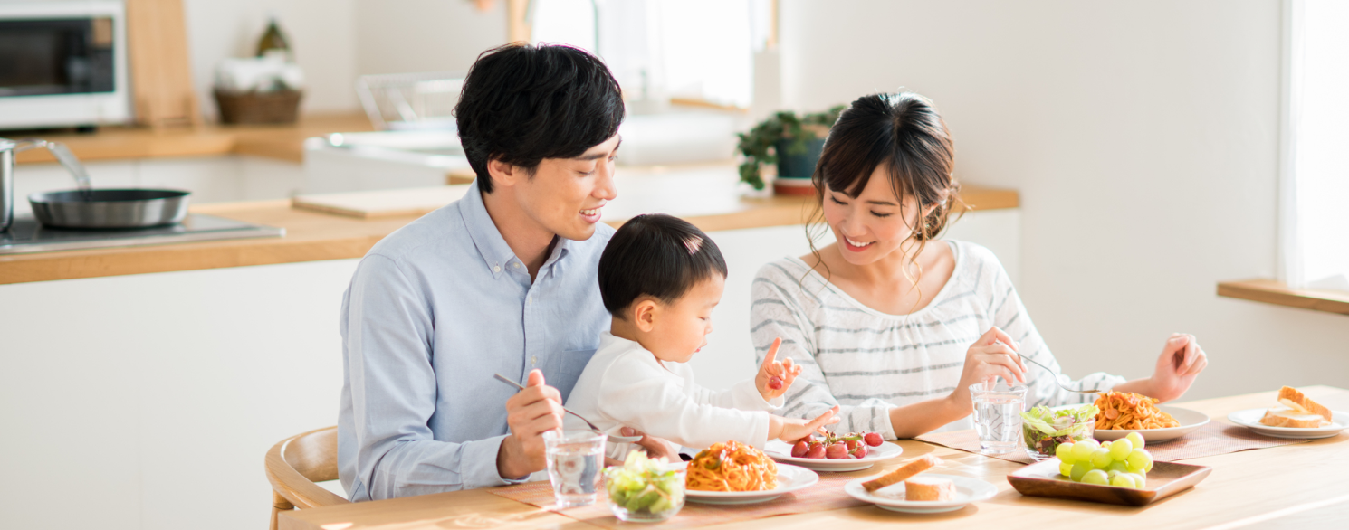 家族で食事を楽しむ様子
