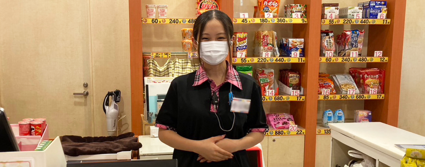 アミューズメント施設で働く女性