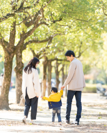 家族が公園を歩いている写真